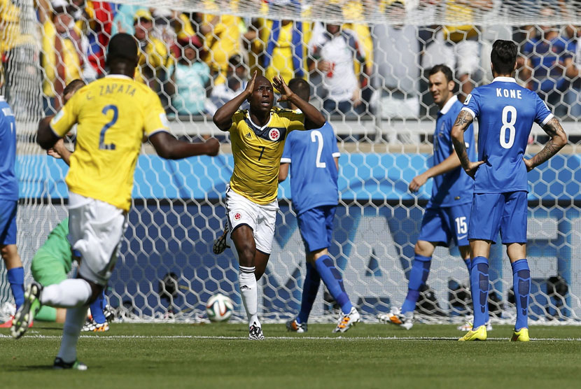 Pemain Timnas Kolombia, Pablo Armero (tengah), melakukan selebrasi usai menjebol gawang Yunani dalam laga Grup C Piala Dunia 2014 di Stadion Mineirao, Belo Horizonte, Sabtu (14/6). 