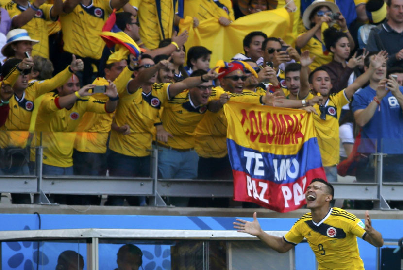 Pemain Timnas Kolombia, Teofilo Gutierrez, meluapkan kegembiraannya usai merobek jala Timnas Yunani dalam laga Grup C Piala Dunia 2014 di Stadion Mineirao, Belo Horizonte, Sabtu (14/6).