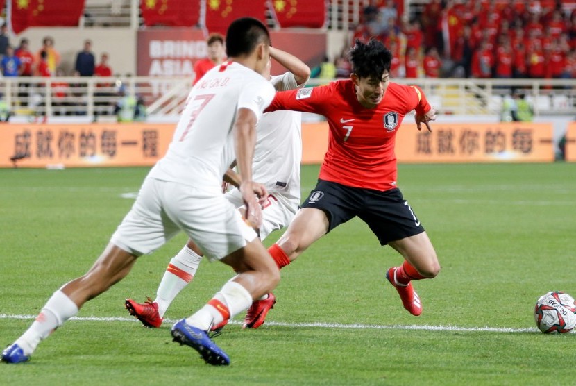 Pemain Timnas Korea Selatan, Son Heung-min (kanan), menghadapi kepungan pemain Cina dalam laga Grup C Piala Asia 2019 di Abu Dhabi, Uni Emirat Arab, Rabu (16/1). 