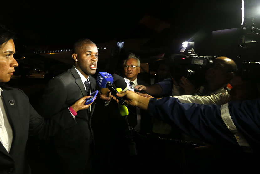 Pemain Timnas Kosta Rika, Joel Campbell, diwawancara media saat tiba di Bandara Guarulhos, Sao Paulo, Selasa (10/6). 
