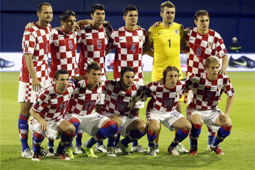 Pemain timnas Kroasia berfoto bersama sesaat jelang laga kualifikasi Grup F Piala Eropa 2012 lawan Israel di Stadion Maksimir, Zagreb, Kroasia.