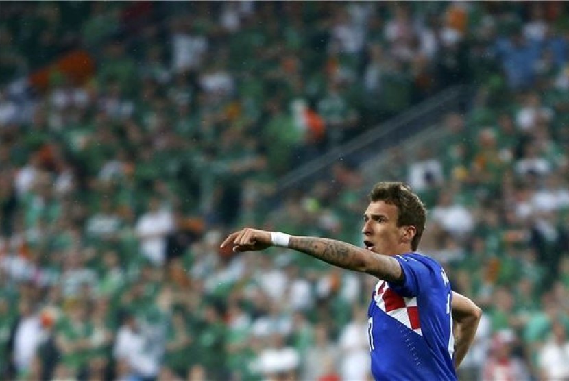 Pemain timnas Kroasia, Mario Mandzukic, melakukan perayaan gol usai menjebol jala Republik Irlandia di laga Grup C Piala Eropa 2012 di Poznan, Polandia, Ahad (10/6). 