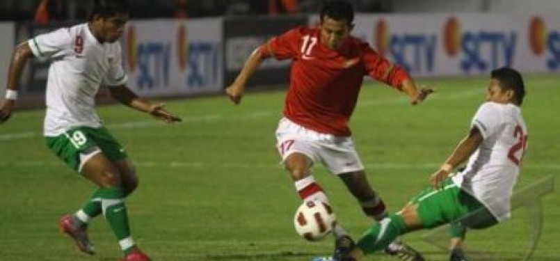 Pemain timnas, M Ilham (tengah) saling berebut bola dengan pemain timnas U-23 Zulham Zamrun (kiri) dan Abdurrahman (kanan) pada pertandingan ujicoba di Stadion Manahan, Solo, Kamis (18/8).