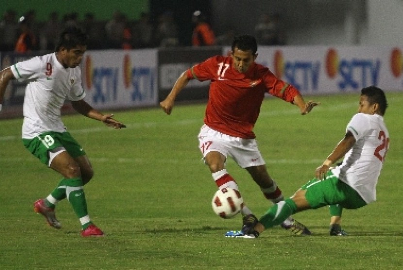 Pemain timnas, M Ilham (tengah) saling berebut bola dengan pemain timnas U-23 Zulham Zamrun (kiri).