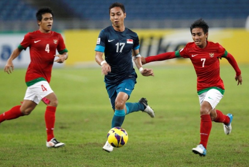 Pemain timnas M Tufiq dan Novan Setya membayangi striker Singapura Syahril Ishak dalam lanjutan Piala AFF di Stadion Bukit Jalil Malaysia. Indonesia menang 1-0