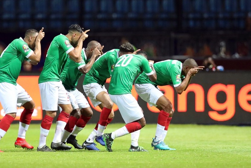 Pemain Timnas Madagaskar melakukan selebrasi usai menjebol gawang Guinea di babak penyisihan Grup B Piala Afrika 2019 di Alexandria, Mesir, pada 22 Juni 2019.