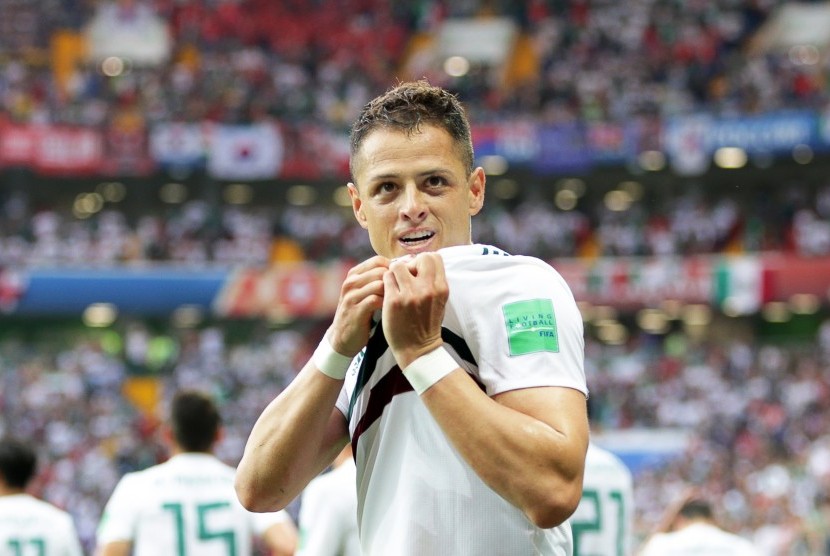 Pemain Timnas Meksiko, Javier Hernandez, melakukan selebrasi usai menjebol gawang Korea Selatan di laga Grup F Piala Dunia 2018 di Rostov-On-Don, Rusia, Sabtu (23/6). 