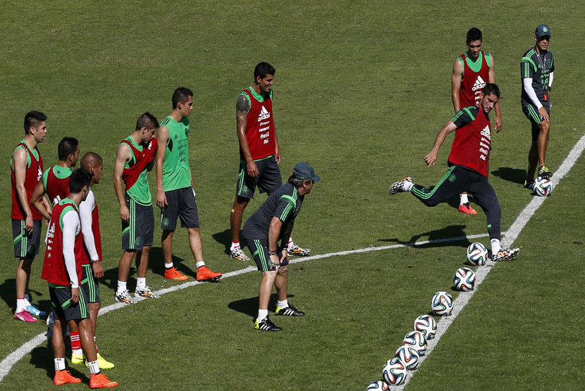 Pemain Timnas Meksiko melakukan latihan menendang bola jelang perhelatan Piala Dunia 2014 Brasil. 