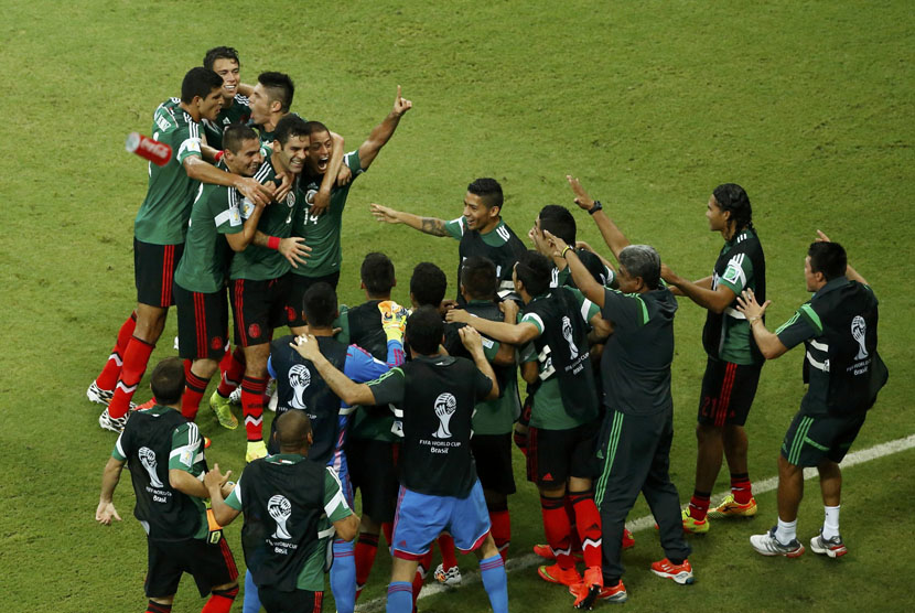 Pemain Timnas Meksiko melakukan selebrasi usai menjebol gawang Kroasia di laga Grup A Piala Dunia 2014 di Arena Pernambuco, Recife, Senin (23/6). 