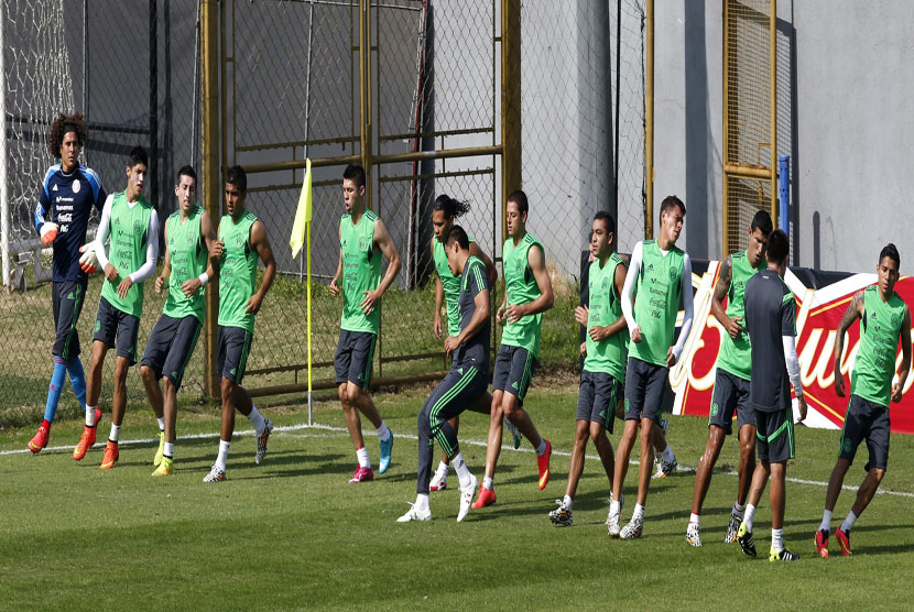 Pemain Timnas Meksiko menggelar sesi latihan di Santos jelang pesta akbar Piala Dunia 2014 Brasil. 