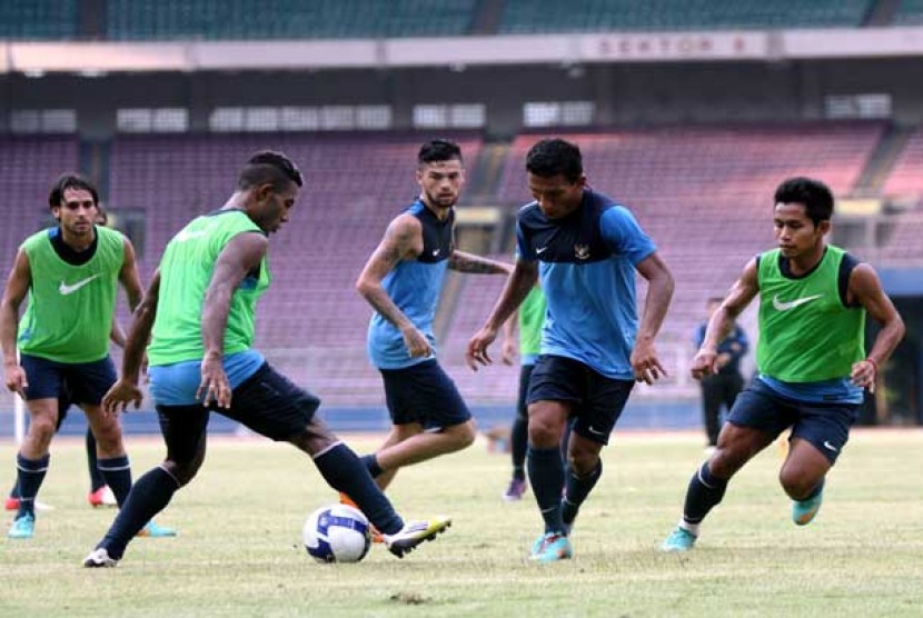 Pemain Timnas melakukan sesi latihan di Stadion Gelora Bung karno (GBK), Jakarta, Selasa (12/3).