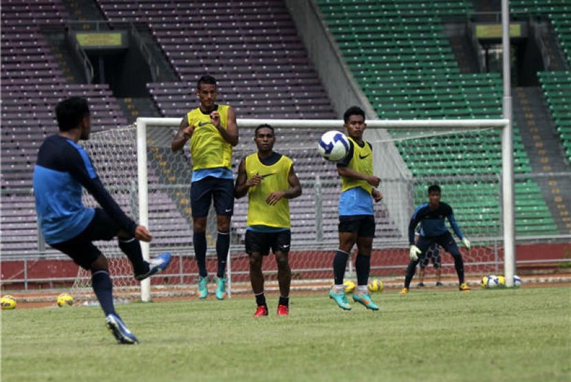 Pemain Timnas melakukan sesi latihan di Stadion Gelora Bung karno (GBK), Senayan, Jakarta, Rabu (20/3). 