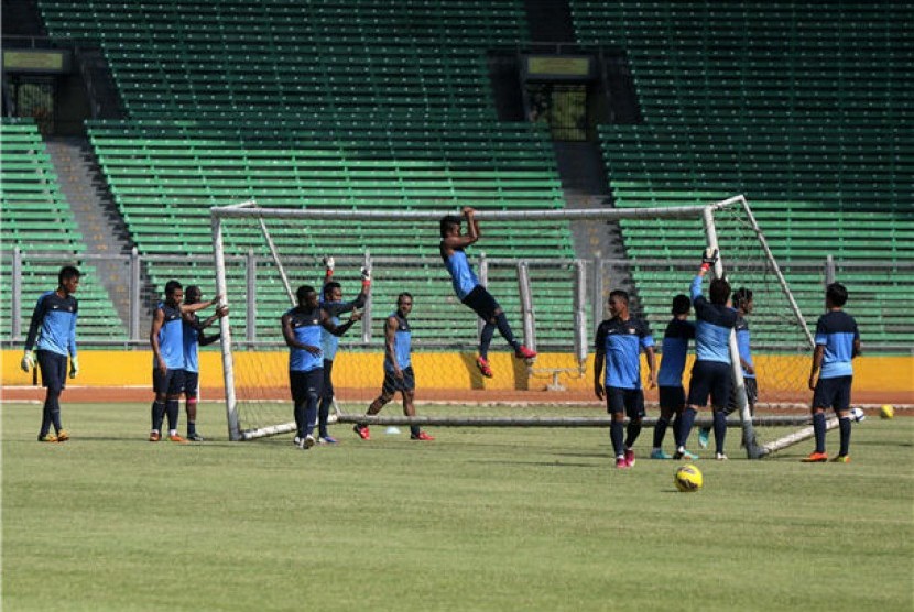 Pemain Timnas melakukan sesi latihan di Stadion Gelora Bung karno (GBK), Senayan, Jakarta, Rabu (20/3). 