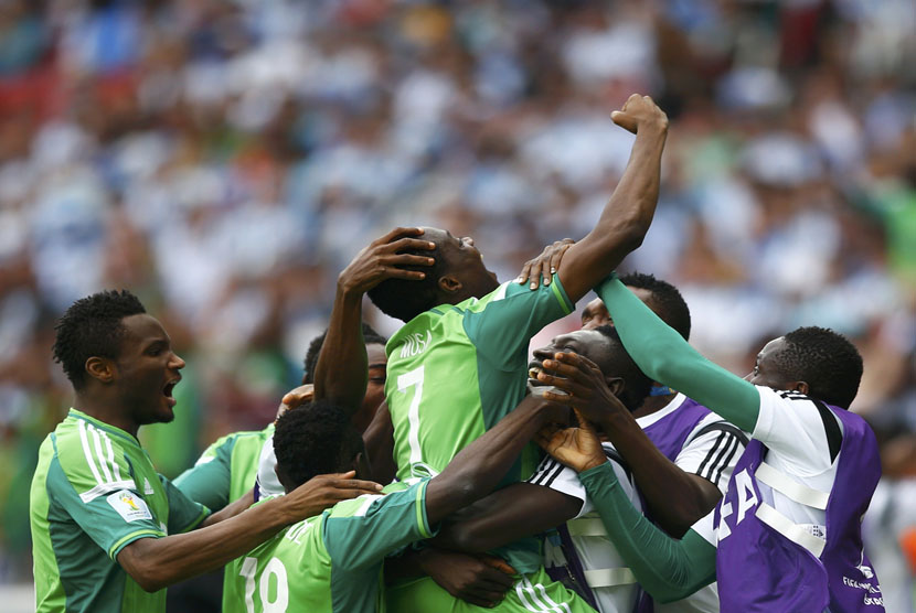 Pemain Timnas Nigeria, Ahmed Musa (tengah), meluapkan kegembiraannya usai menjebol gawang Argentina di laga terakhir Grup F Piala Dunia 2014 Brasil di Arena Beira Rio, Porto Alegre, Rabu (25/6). 