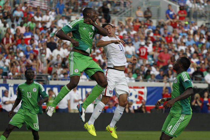 Pemain Timnas Nigeria (hijau) melakoni laga uji coba lawan Timnas Amerika Serikat jelang perhelatan Piala Dunia 2014 Brasil.