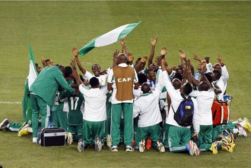 Pemain timnas Nigeria melakukan selebrasi usai menekuk Burkina Faso 1-0 di final Piala Afrika 2013 di Johannesburg, Afrika Selatan, Ahad (10/2). 