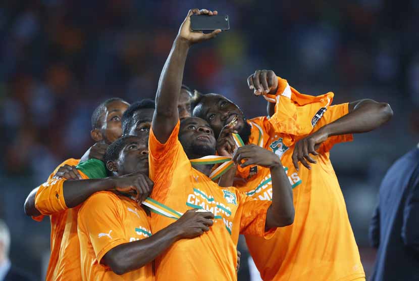 Pemain timnas Pantai Gading merayakan keberhasilan mereka dengan berfoto selfie usai mengalahkan Ghana lewat adu penalti di final Piala Afrika 2015 di Bata pada Ahad (8/2). 