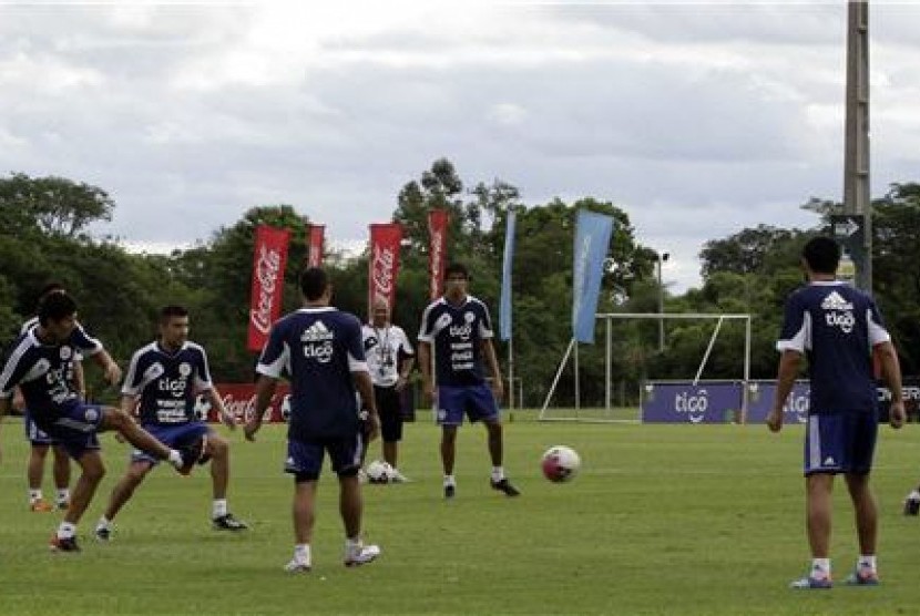 Pemain timnas Paraguay menggelar sesi latihan jelang laga kualifikasi Piala Dunia 2014 lawan Uruguay di Ypane, Asuncion, Rabu (20/3).