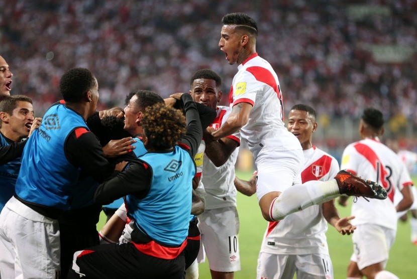 Pemain timnas Peru merayakan keberhasilannya lolos ke Piala Dunia 2018 usai mengalahkan Selandia Baru 2-0 di leg kedua playoff antar-Benua di Stadion Nasional, Lima, Peru, Rabu (15/11). 