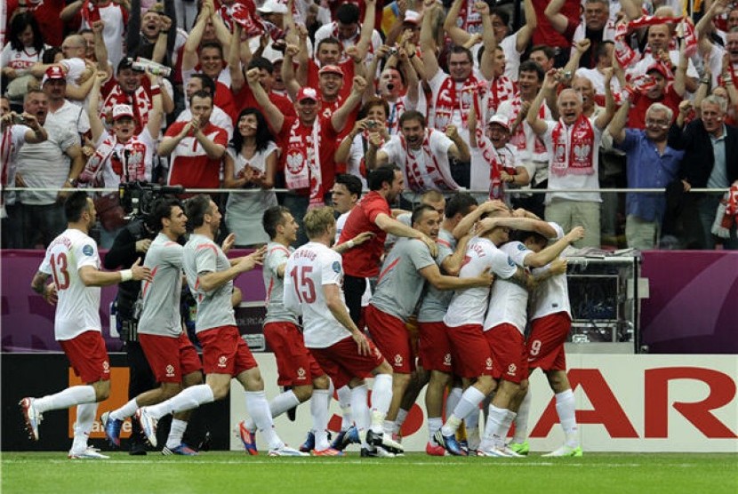 Pemain timnas Polandia melakukan selebrasi usai menjebol jala Yunani dalam laga perdana Grup A Piala Eropa 2012 di Stadion Nasional, Warsawa, Jumat (8/6).