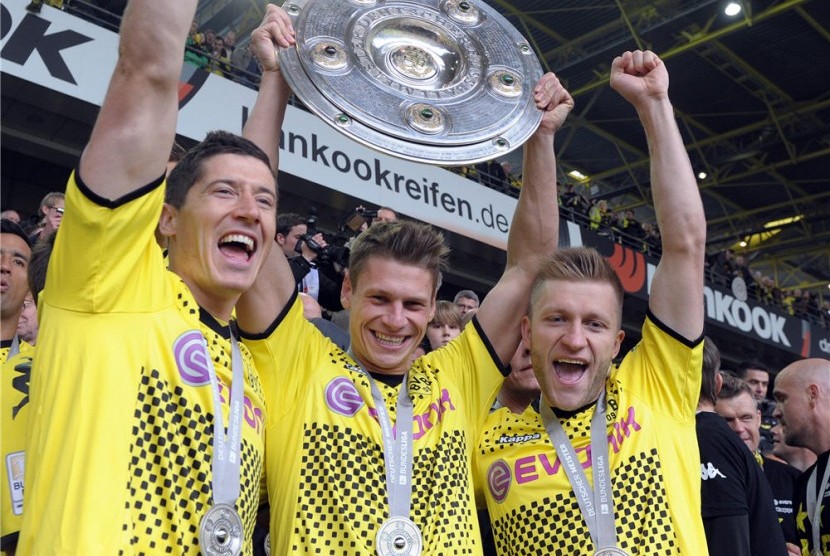 Pemain timnas Polandia yakni Robert Lewandowski (kiri), Lukasz Piszczek dan Jakub 'Kuba' Blaszczykowski melakukan selebrasi usai membawa Borussia Dortmund menjuarai Bundesliga Jerman di Dortmund, Jerman, beberapa waktu lalu. 