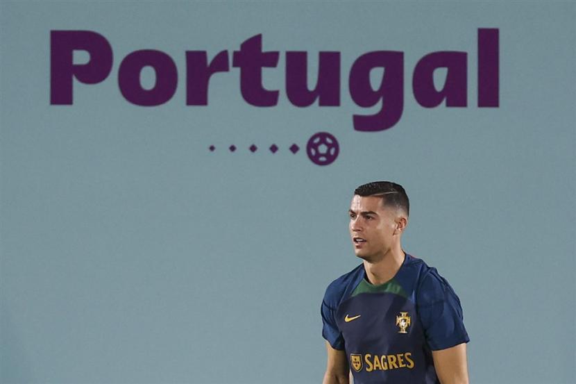  Pemain timnas Portugal Cristiano Ronaldo beraksi saat sesi latihan tim di Al Shahhniya, Qatar, 19 November 2022. Piala Dunia FIFA 2022 berlangsung di Qatar mulai 20 November hingga 18 Desember 2022.