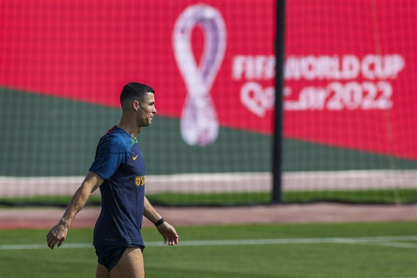  Pemain timnas Portugal Cristiano Ronaldo mengikuti sesi latihan di Al Shahhniya, Qatar, 20 November 2022. Piala Dunia FIFA 2022 berlangsung di Qatar mulai 20 November hingga 18 Desember 2022. 
