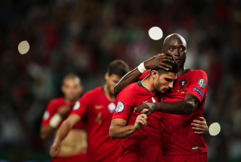 Pemain timnas Portugal merayakan gol Goncalo Guedes ke gawang Luksemburg.