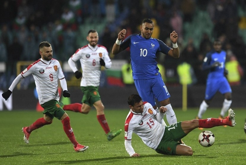 Pemain timnas Prancis Dimitri Payet (nomor 10) dijegal salah satu pemain Bulgaria pada laga kualifikasi Piala Dunia 2018.