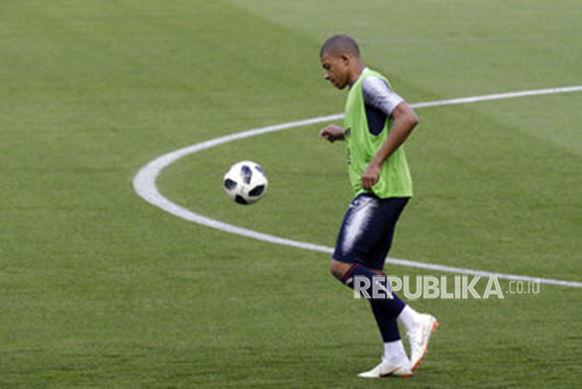Pemain Timnas Prancis Kylian Mbappe Menontrol Bola Saat pada sesi latihan di Allianz Riviera stadium Nice Prancis.