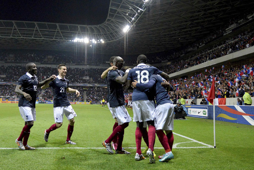 Pemain timnas Prancis merayakan gol Antoine Griezmann (kanan) saat laga uji coba lawan Paraguay di Allianz Riviera, Nice, Ahad (1/6). 