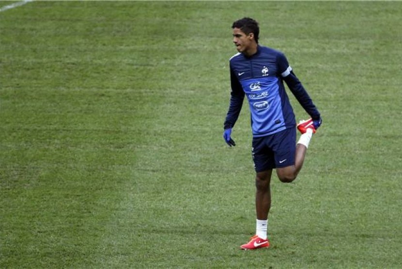  Pemain timnas Prancis, Raphael Varane, mengikuti sesi latihan timnas di Stade de France. 