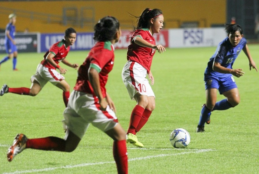 Pemain timnas putri Indonesia, Dhaniele Daphne (kedua kanan), berebut bola dengan pesepak bola putri Thailand, Khwanrudi Saengchan (kanan), saat pertandingan persahabatan di Stadion Gelora Sriwijaya Jakabaring, Palembang, Ahad (27/5).