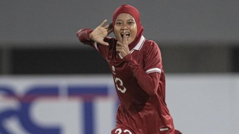 Pemain timnas putri Indonesia U-19, Ayunda Dwi Anggraini, yang konsisten berhijab sebagai seorang Muslimah.