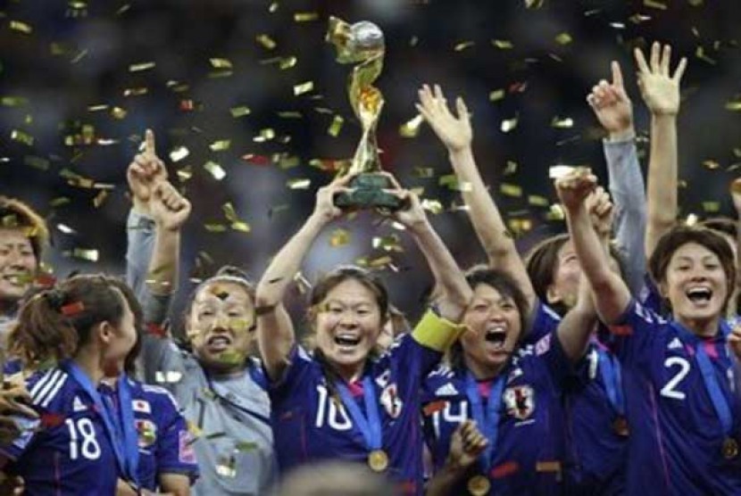 Pemain timnas putri Jepang merayakan kesuksesannya meraih juara Piala Dunia 2011 dengan menekuk Amerika Serikat di partai final.