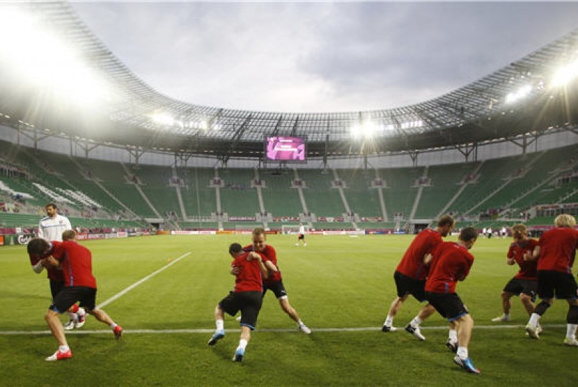 Pemain timnas Republika Ceska melakukan pemanasan dalam sesi latihan di Wroclaw, Polandia, Kamis (7/6). 