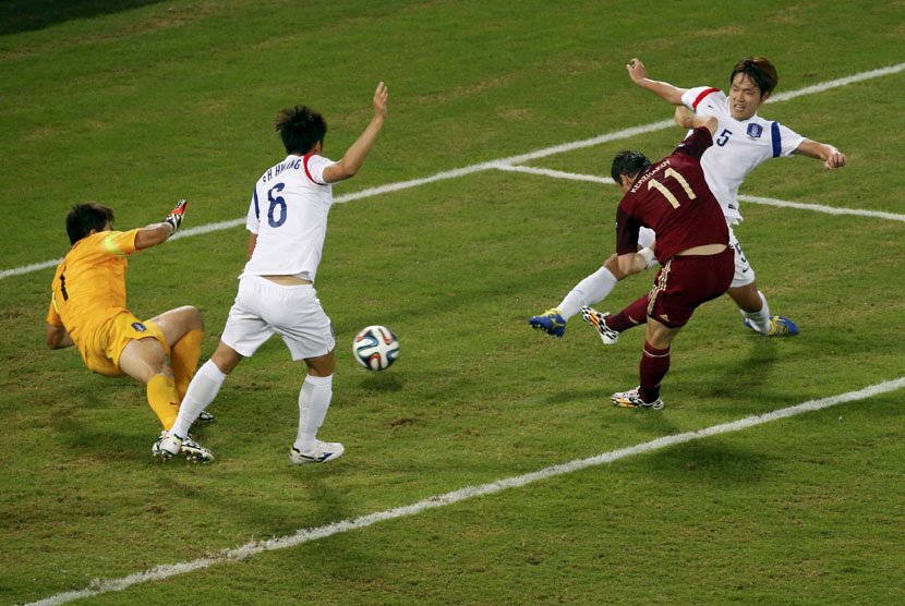 Pemain Timnas Rusia, Alexander Kerzhakov (11), mencetak gol saat menghadapi Korea Selatan di laga Grup H Piala Dunia 2014 di Arena Pantanal, Cuiaba, Selasa (17/6). 