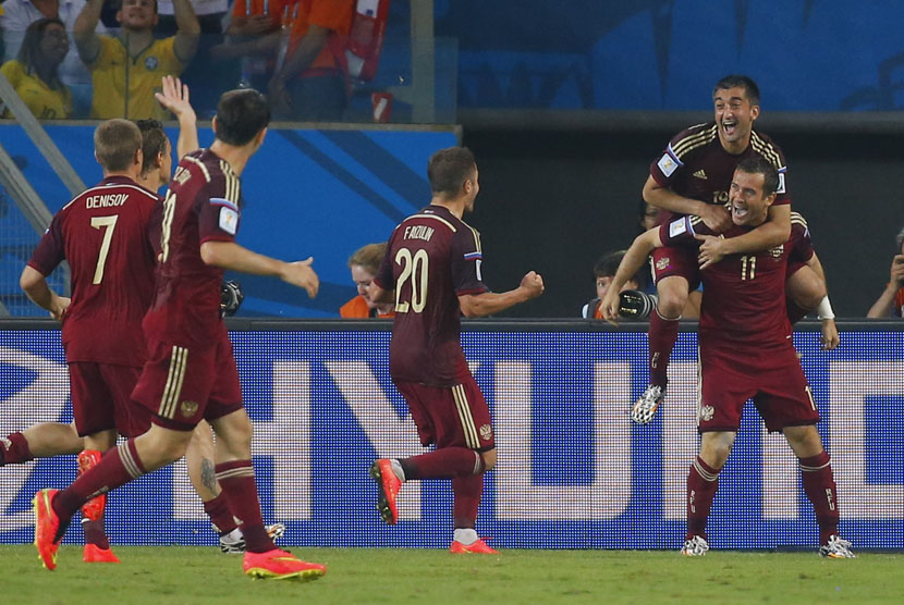 Pemain Timnas Rusia, Alexander Kerzhakov (kanan atas), melakukan selebrasi bersama rekan setimnya usai menjebol gawang Korea Selatan di laga Grup H Piala Dunia 2014 Brasil di Arena Pantanal, Cuiaba, Selasa (17/6). 