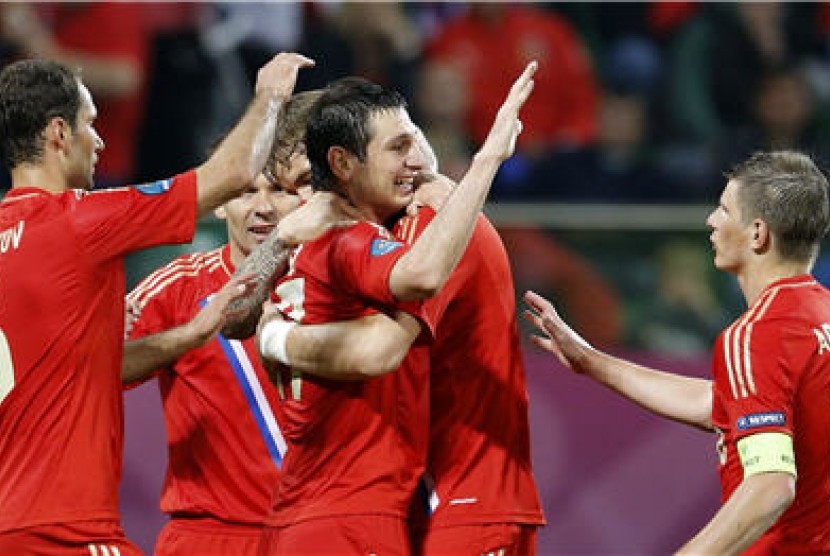 Pemain timnas Rusia melakukan selebrasi usai menjebol jala Republik Ceska di laga Grup A Piala Eropa 2012 di Wroclaw, Polandia, Jumat (8/6).