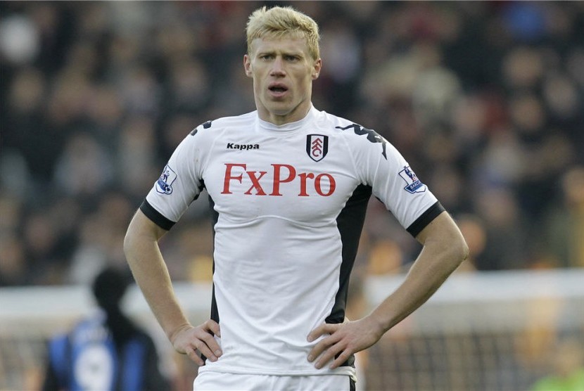 Pemain timnas Rusia, Pavel Pogrebnyak, membela Fulham saat menghadapi Stoke City di laga Liga Primer Inggris di Craven Cottage, London, beberapa waktu lalu.