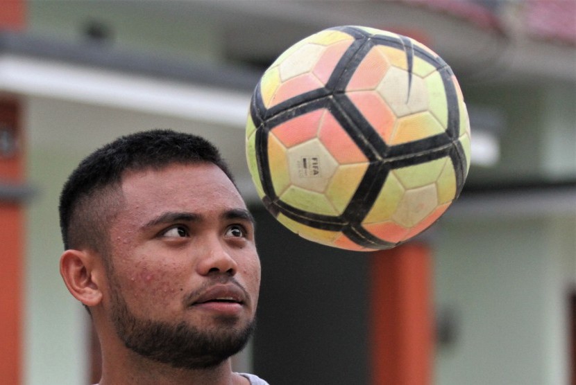 Pemain timnas Saddil Ramdani memainkan bola di depan rumahnya di Kelurahan Kadia, Kecamatan Kadia, Kendari, Sulawesi Tenggara, Sabtu (5/1/2019).
