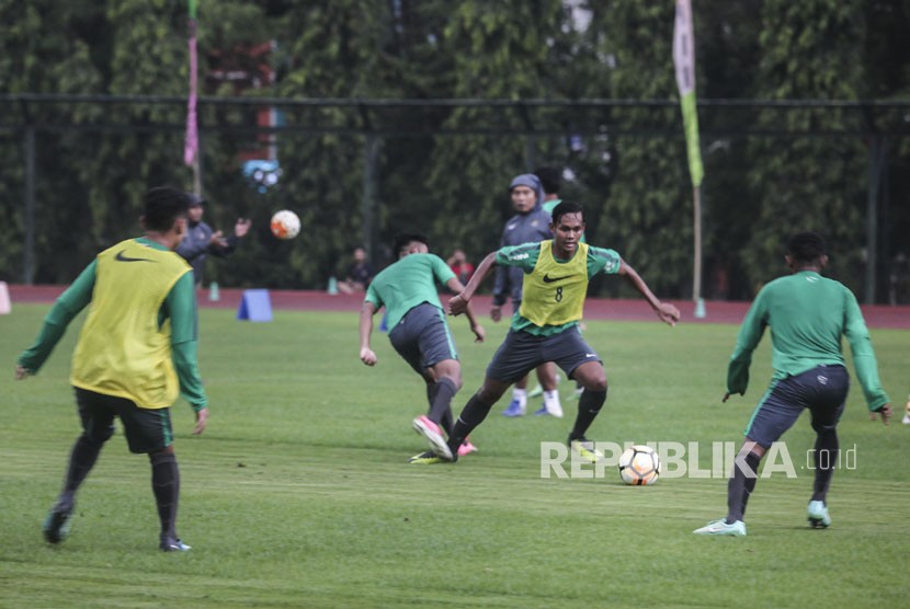 Pemain Timnas Sepak Bola Indonesia U-19 mengikuti latihan saat Pemusatan Latihan (TC) di Lapangan Universitas Negeri Yogyakarta, Senin (21/5). 