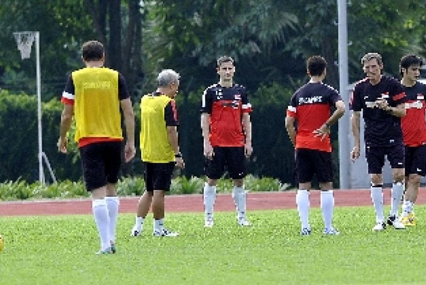 Pemain timnas Singapura saat berlatih di lapangan Maybank, Selangor, Malaysia.