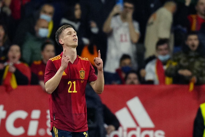 Pemain timnas Spanyol Dani Olmo mencetak gol menakjubkan pada menit tambahan yang membawa Spanyol menang 2-1 atas Albania dalam pertandingan persahabatan Sabtu waktu setempat di depan penonton yang bersemangat pada pertandingan pertama Spanyol di Catalonia dalam kurun 18 tahun terakhir.
