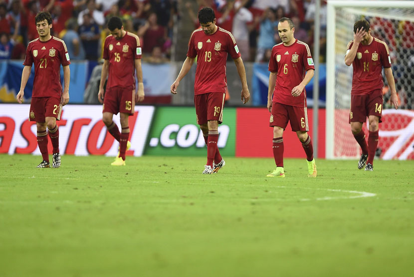 Pemain Timnas Spanyol (kiri-kanan) David Silva, Sergio Busquets, Diego Costa, Andres Iniesta dan Xabi Alonso tertunduk lesu usai menelan kekalahan dari Cile di laga Grup B Piala Dunia 2014 di Stadion Maracana, Rio de Janeiro, Rabu (18/6).  