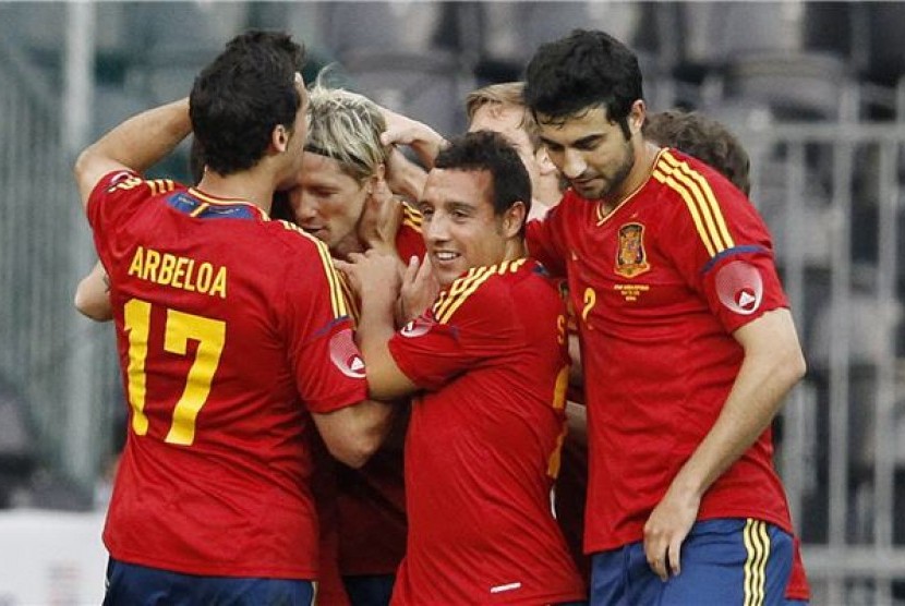 Pemain timnas Spanyol melakukan selebrasi usai Fernando Torres (dua kiri) mencetak gol ke jala Korea Selatan dalam laga uji coba di Bern pada 30 Mei. 