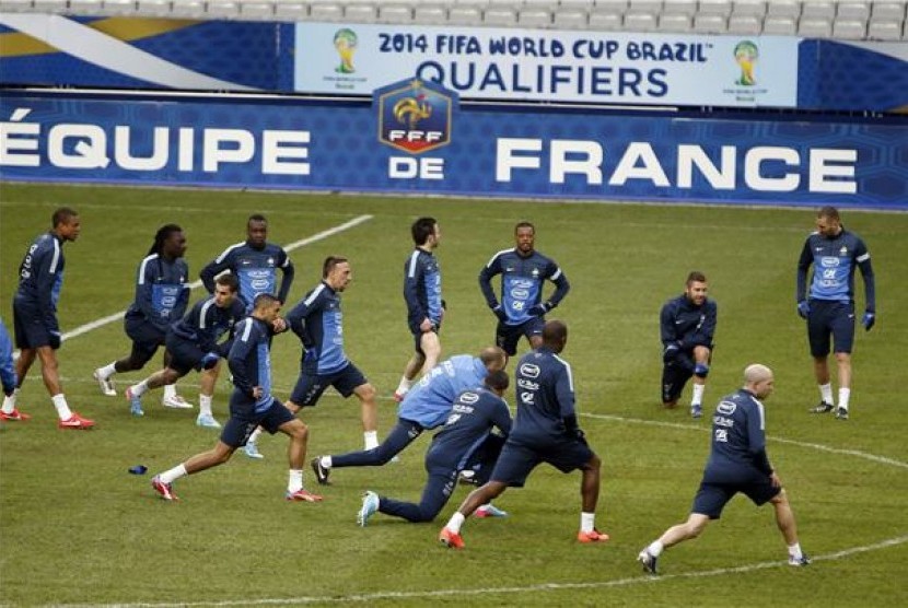 Pemain timnas Spanyol menggelar sesi latihan di Stade de France, St-Denis, Paris, jelang laga kualifikasi Piala Dunia 2014. 