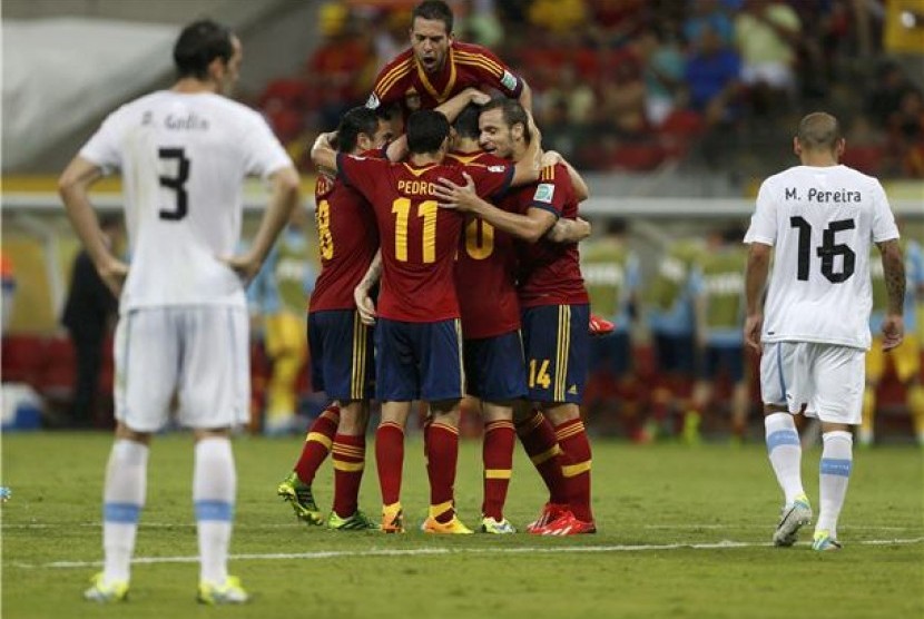 Pemain timnas Spanyol merayakan gol saat menghadapi Uruguay di laga Grup B Piala Konfederasi 2013 di Arena Pernambuco, Recife, Brasil, Ahad (16/6). 