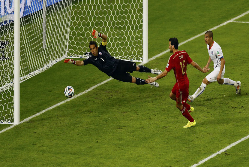 Pemain Timnas Spanyol, Sergio Busquets (tengah), gagal memaksimalkan peluang mencetak gol saat menghadapi Cile di laga Grup B Piala Dunia 2014 di Stadion Maracana, Rio de Janeiro, Rabu (18/6). 