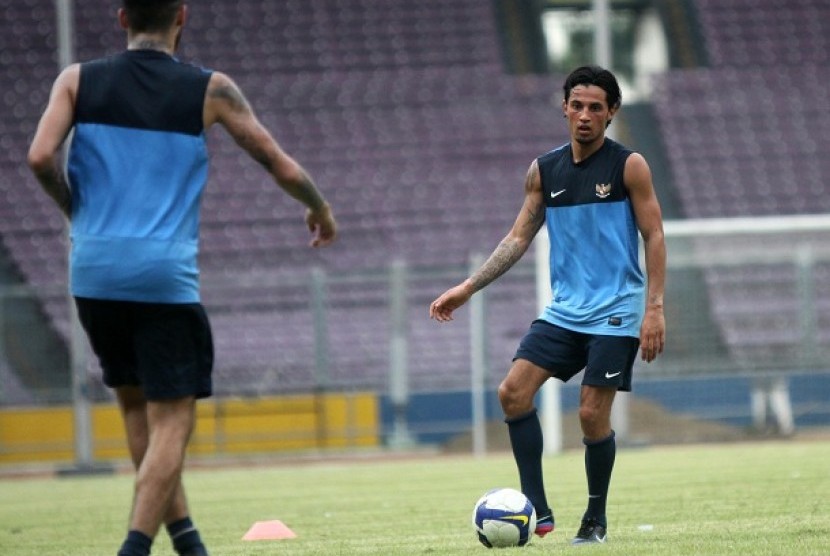 Pemain Timnas Stefano Lilipaly (kanan) melakukan sesi latihan di Stadion Gelora Bung karno (GBK), Jakarta, Selasa (12/3). 